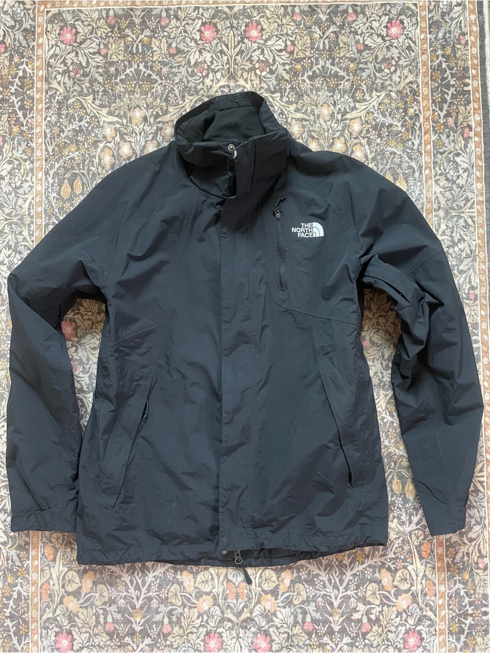 The North Face HyVent rain jacket men’s small Black